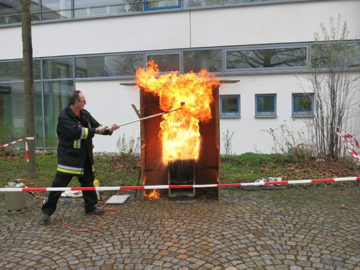 Mit Wasser löscht man keinen Fettbrand!!