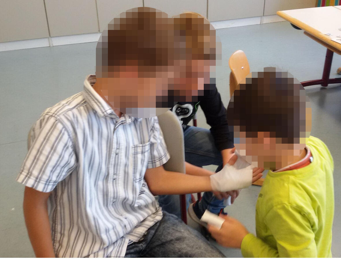 wir verbinden uns gegenseitig die Hand!