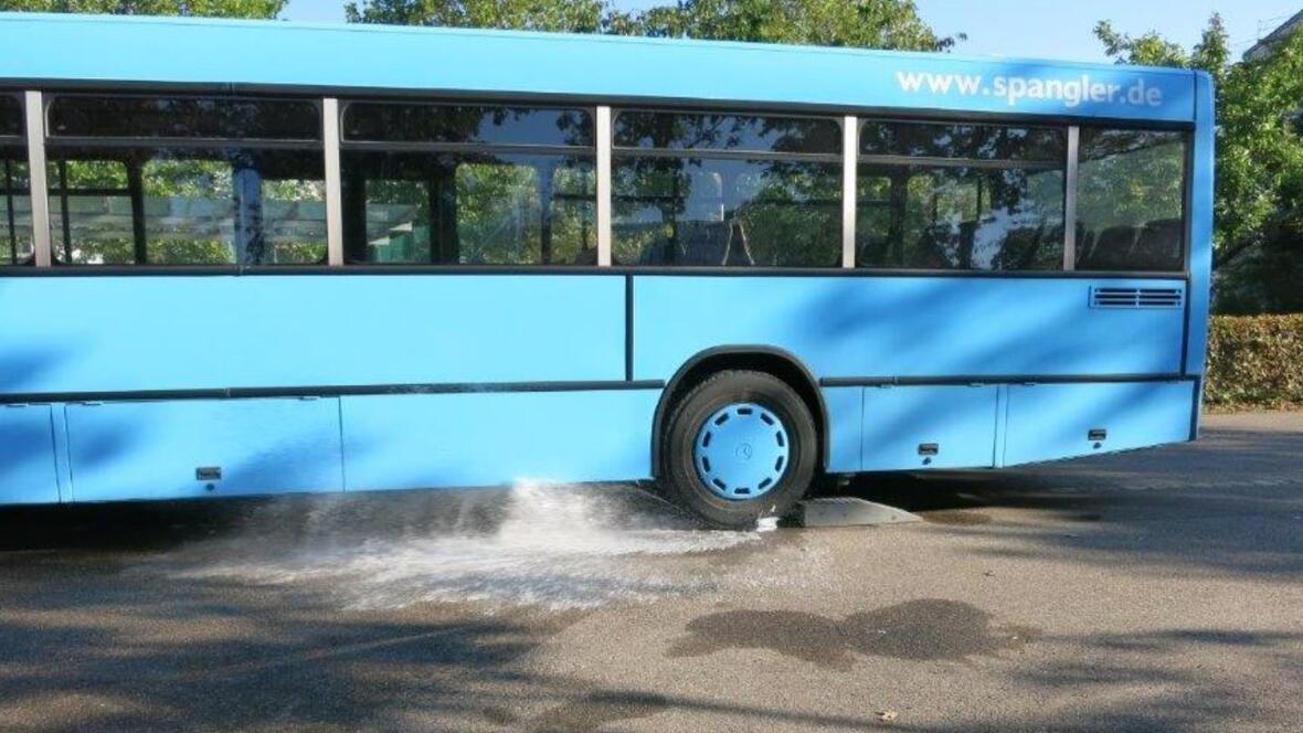 Bus gegen Wasserkanister